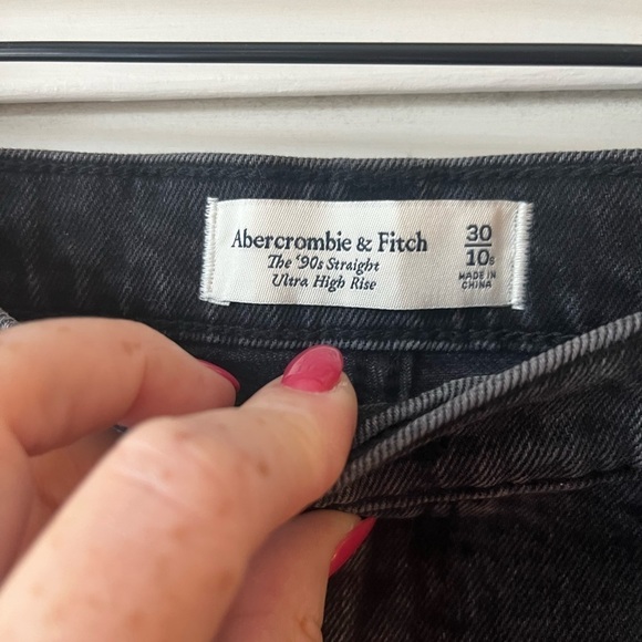 Abercrombie & Fitch The 90's Straight Ultra High Rise Black Denim Jeans 10 Short - Picture 4 of 6